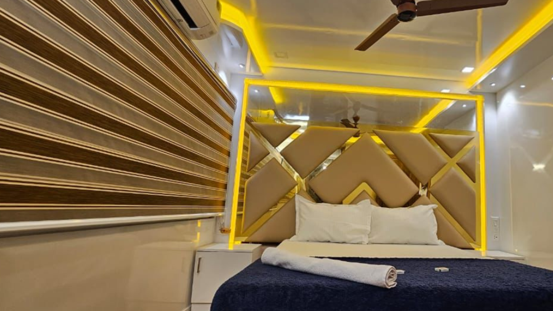 8 Bed Luxury houseboat (2)