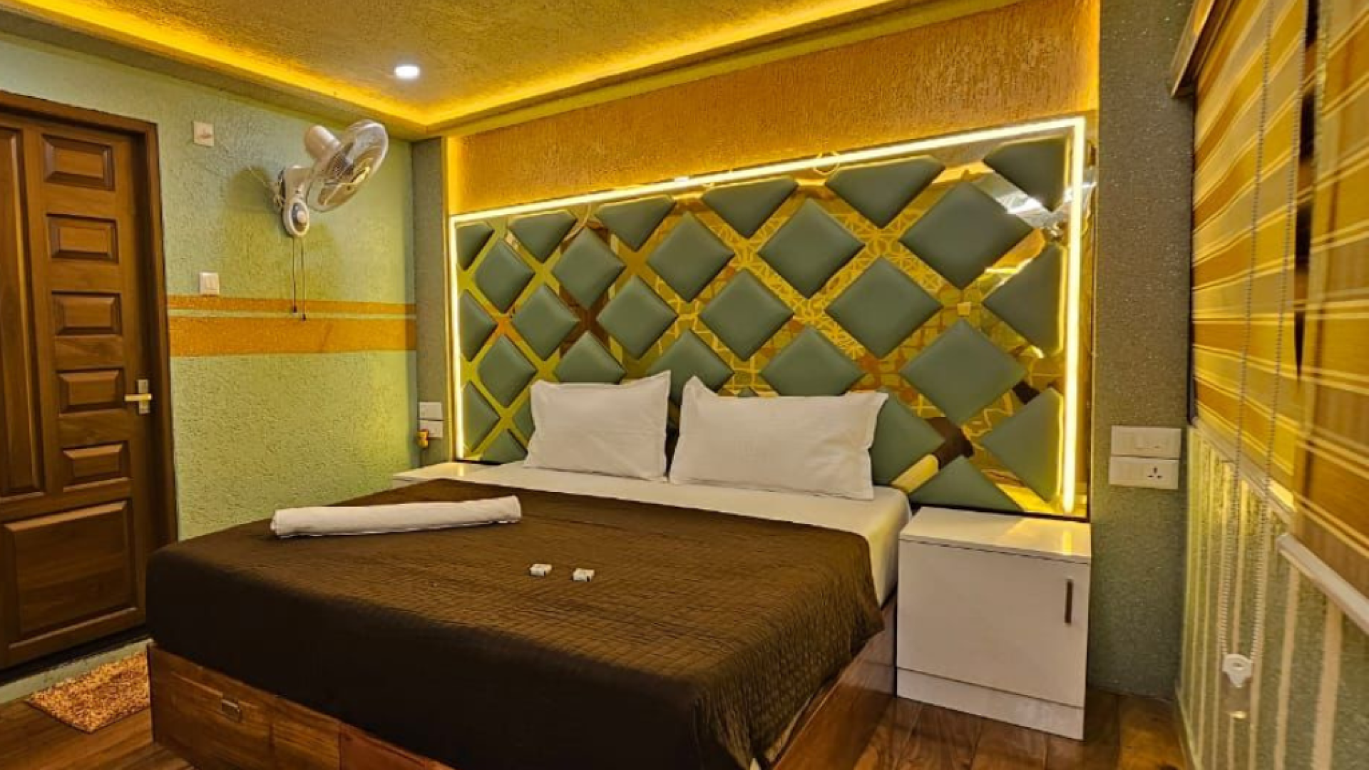 8 Bed Luxury houseboat (5)